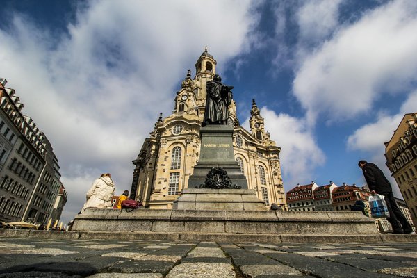 Comment choisir une tente pour un camping en région de savane avec des vents forts?